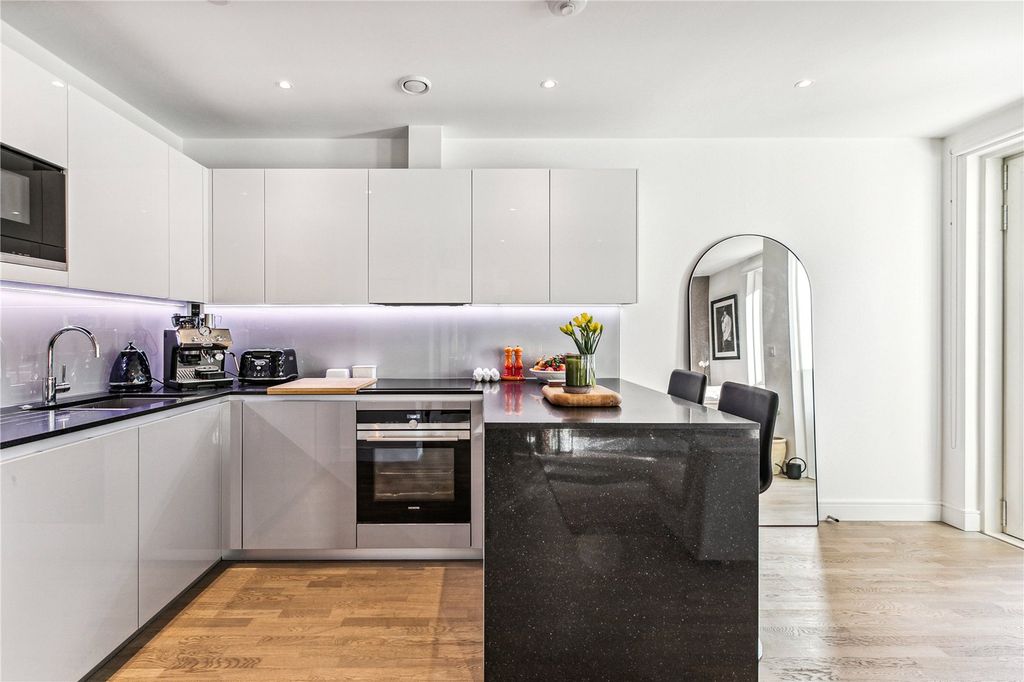Property photo 3 of 11 Kitchen