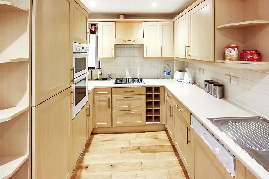 Property photo 3 of 9 Kitchen