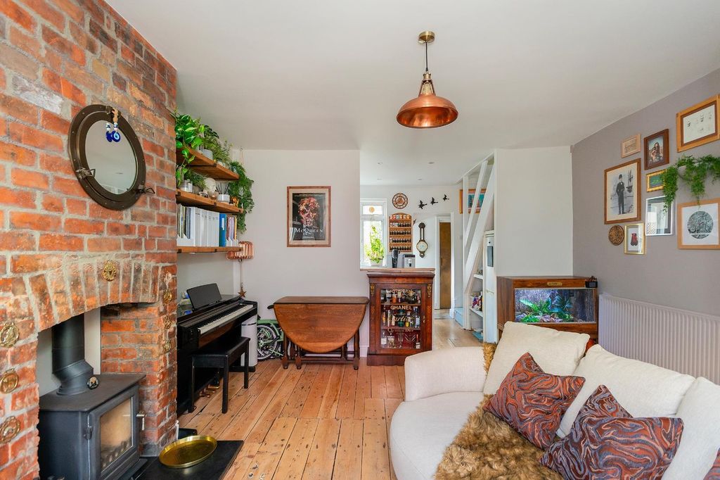 Property photo 3 of 22 0M2Svp - Living Room B.Jpg