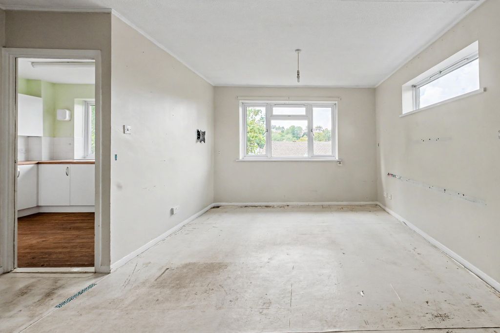 Property photo 2 of 16 Flat 3, 10 Warren Road, Guildford, Gu1 3Nr
