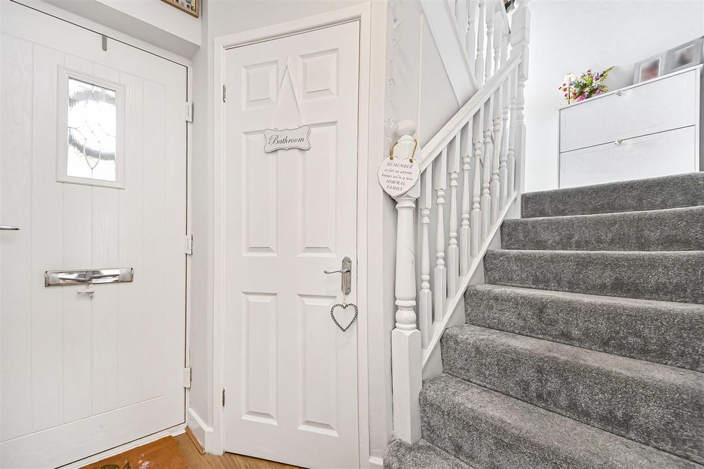 Property photo 2 of 25 10 Glenpark Entrance Hall (2).Jpg