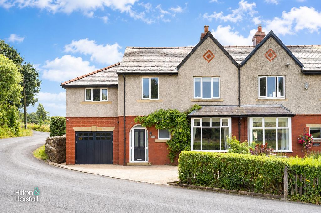 Property photo 1 of 34 Meadow Bank