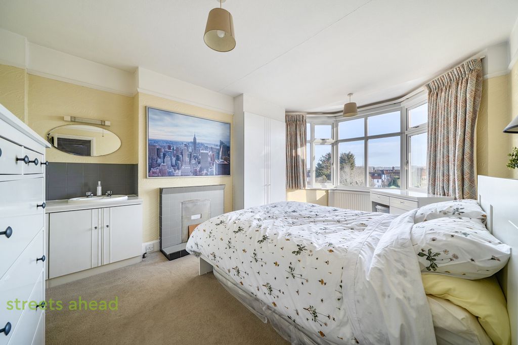 Property photo 3 of 18 1B913996-884A-402...