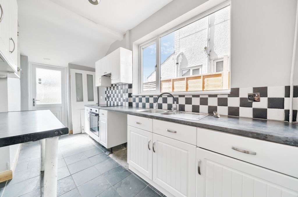 Property photo 2 of 10 1321774-6-686Cf36dc59A5