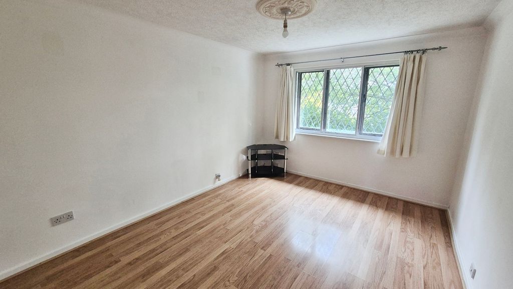 Property photo 3 of 11 Pbox-Bedroom-346370.Jpg