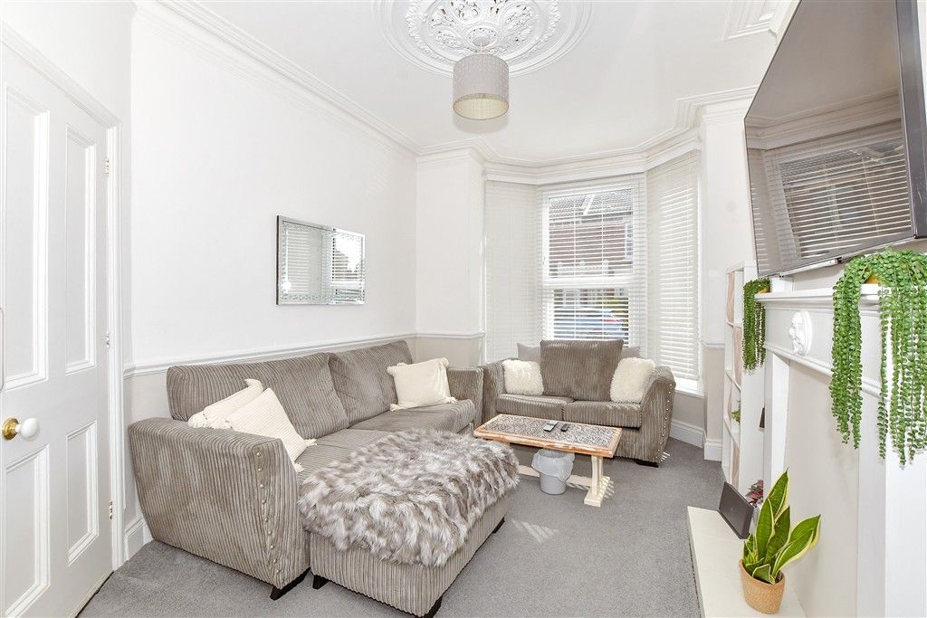 Property photo 3 of 11 Lounge