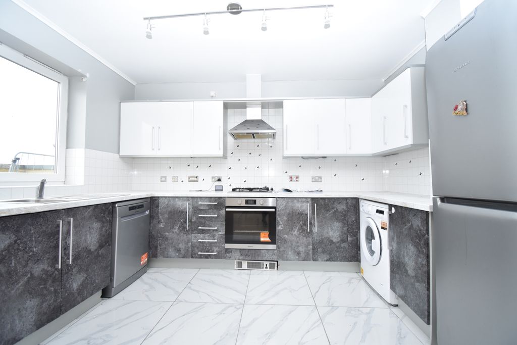 Property photo 2 of 8 Kitchen