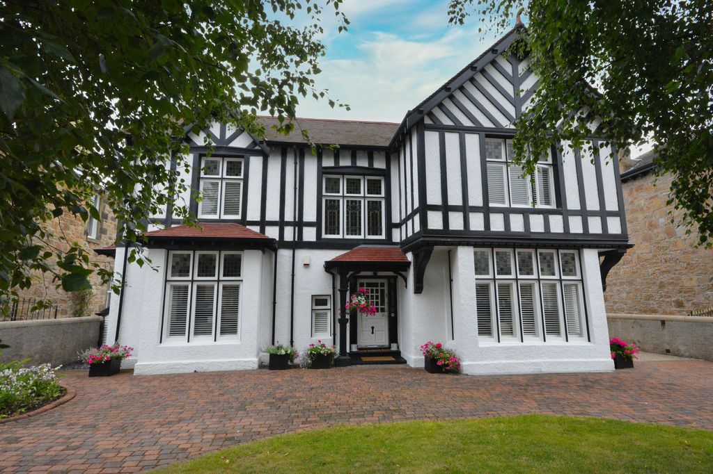 Property photo 1 of 36