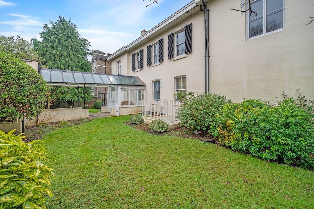 Property photo 3 of 15 14-45Ca81897 - Hgll - Ns - 17 Rosetta Court Se19 2