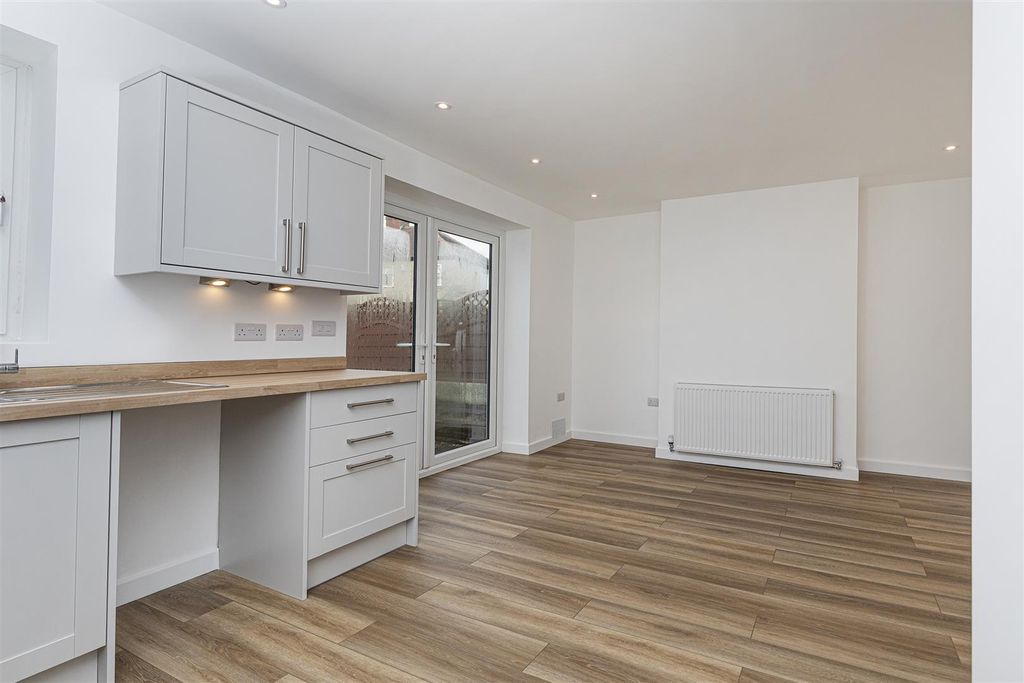 Property photo 2 of 33