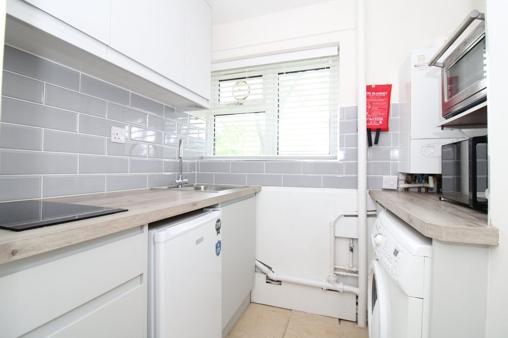 Property photo 3 of 8 Kitchen