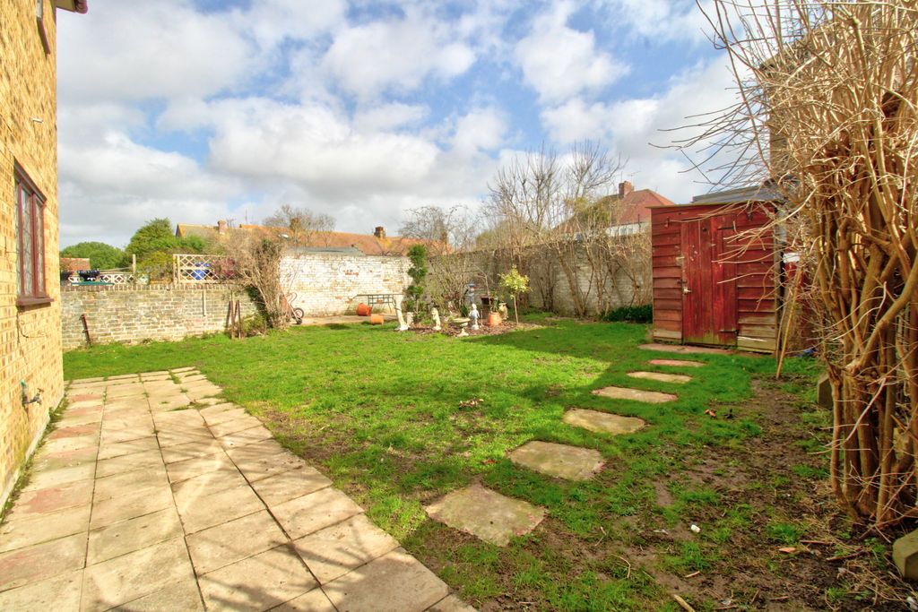 Property photo 3 of 14 8