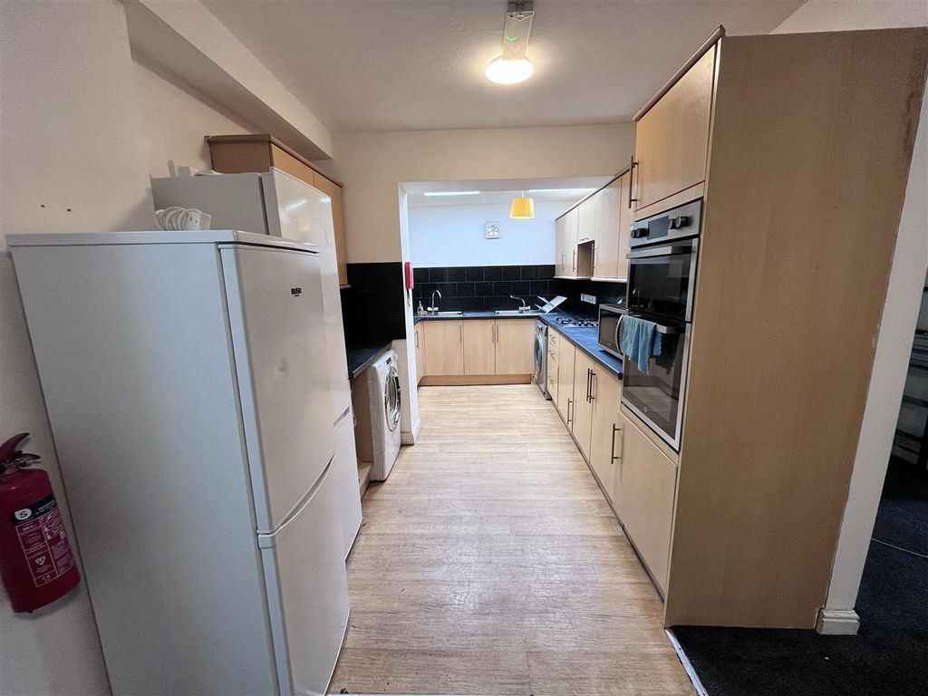 Property photo 3 of 12 Kitchen