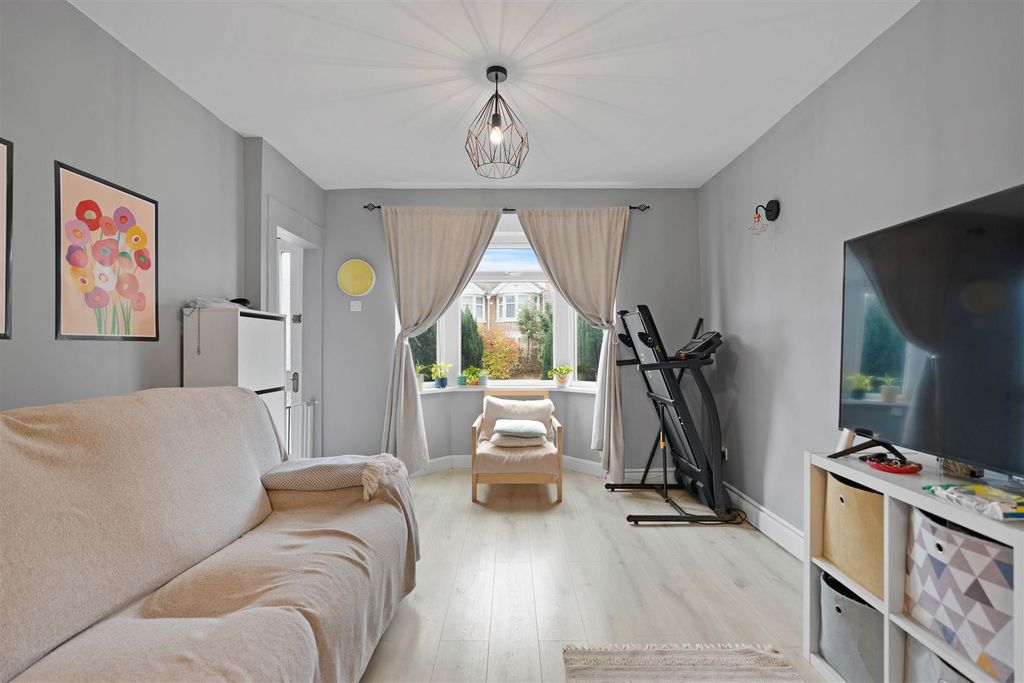 Property photo 3 of 16 Lounge/Diner