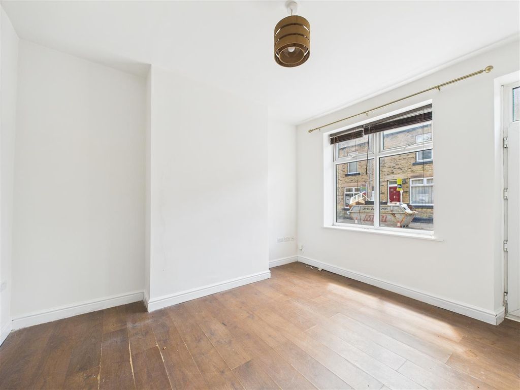 Property photo 3 of 8 Cam05207G0-Pr0044-Still006.Jpg