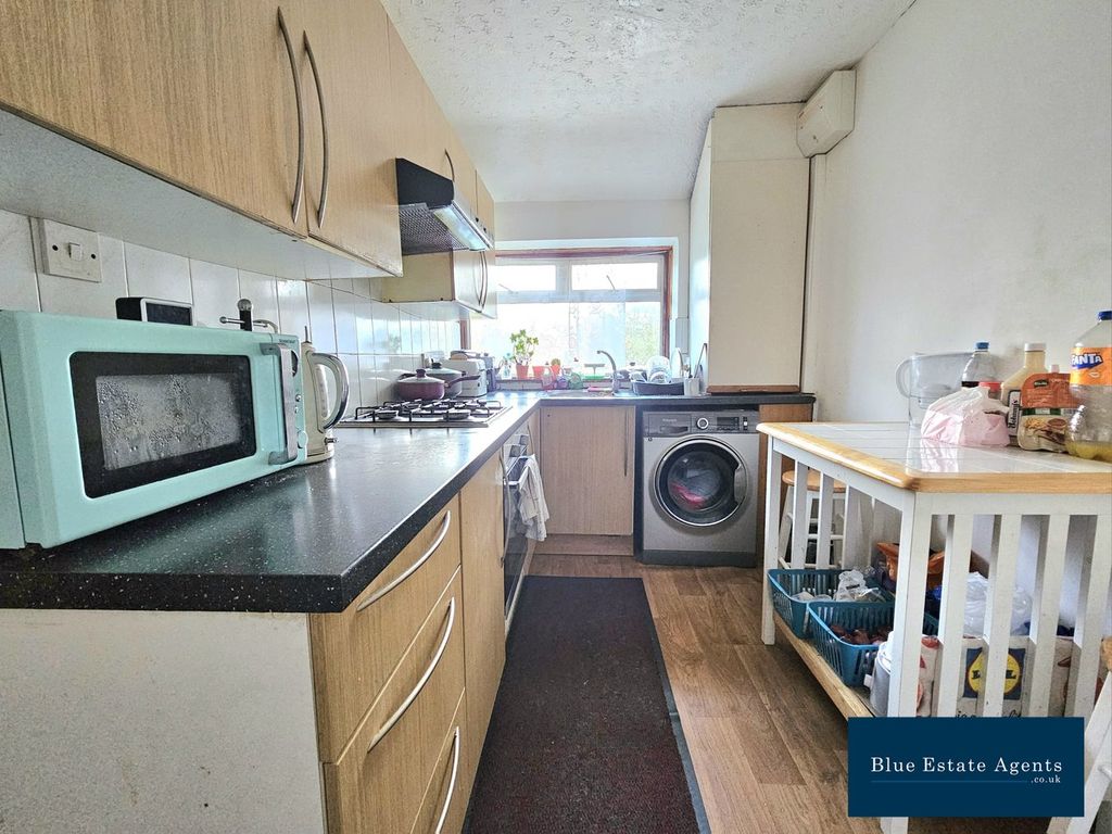 Property photo 3 of 9 Kitchen