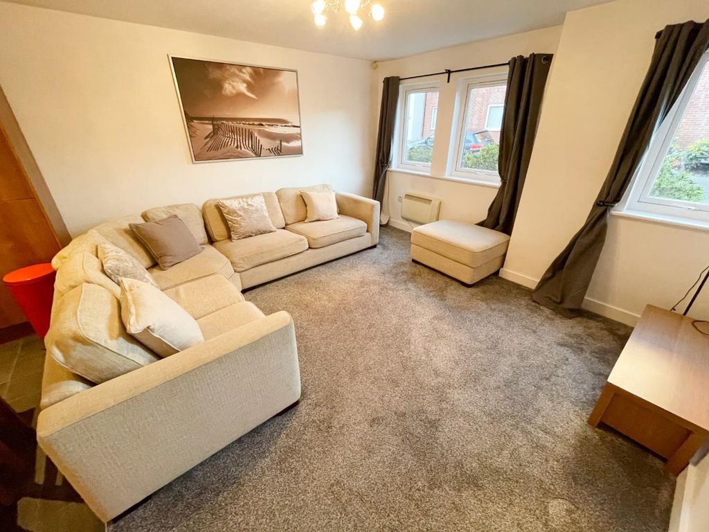 Property photo 3 of 13 Lounge