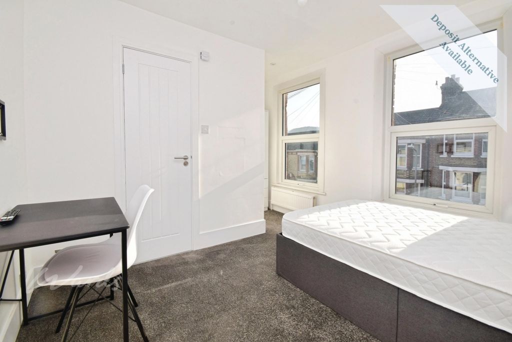 Property photo 2 of 8 Room 4