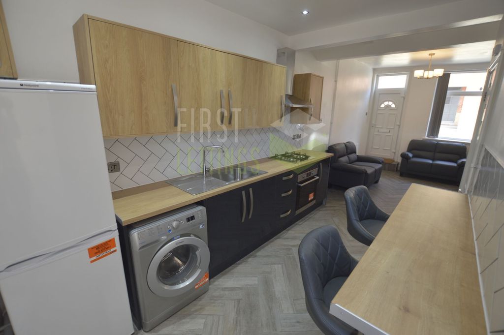 Property photo 2 of 9 Kitchen