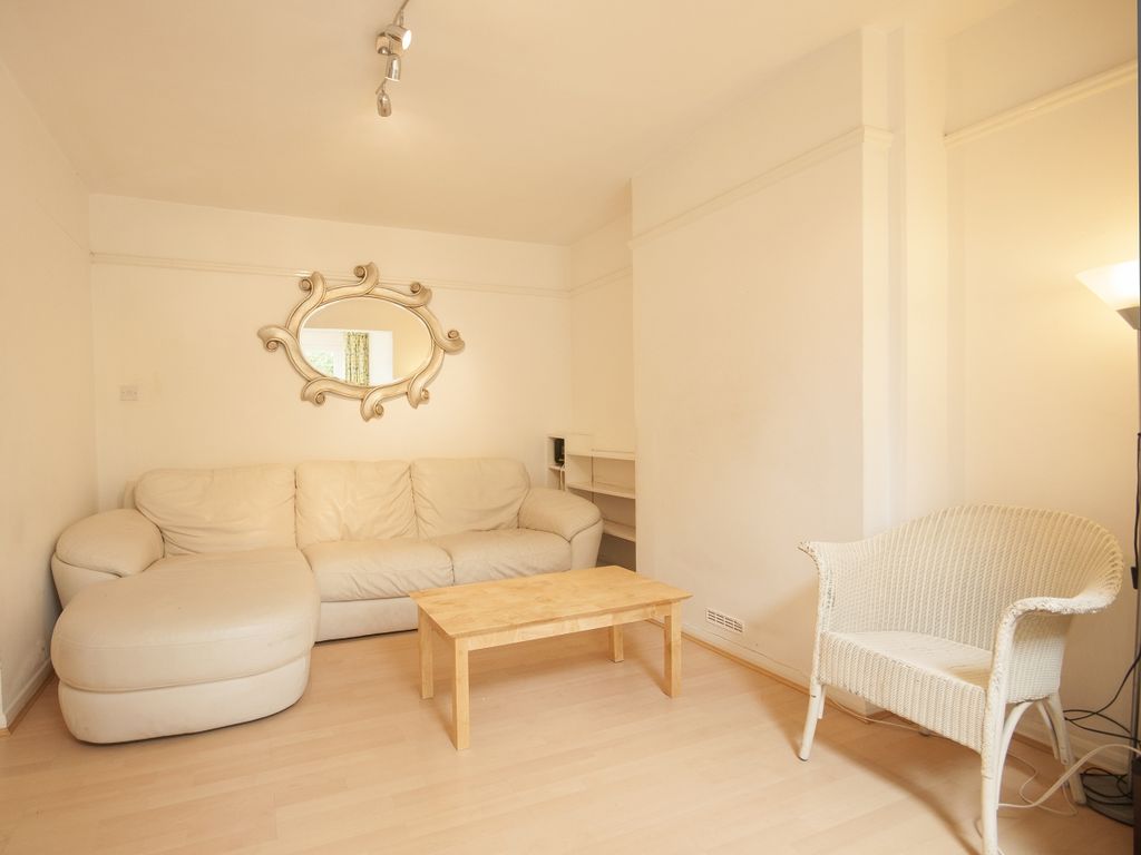 Property photo 2 of 8 Livingroom3