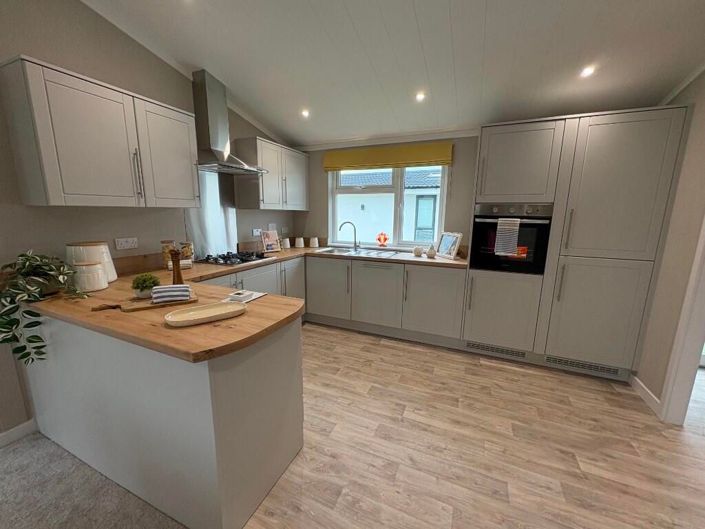 Property photo 1 of 10 Kitchen