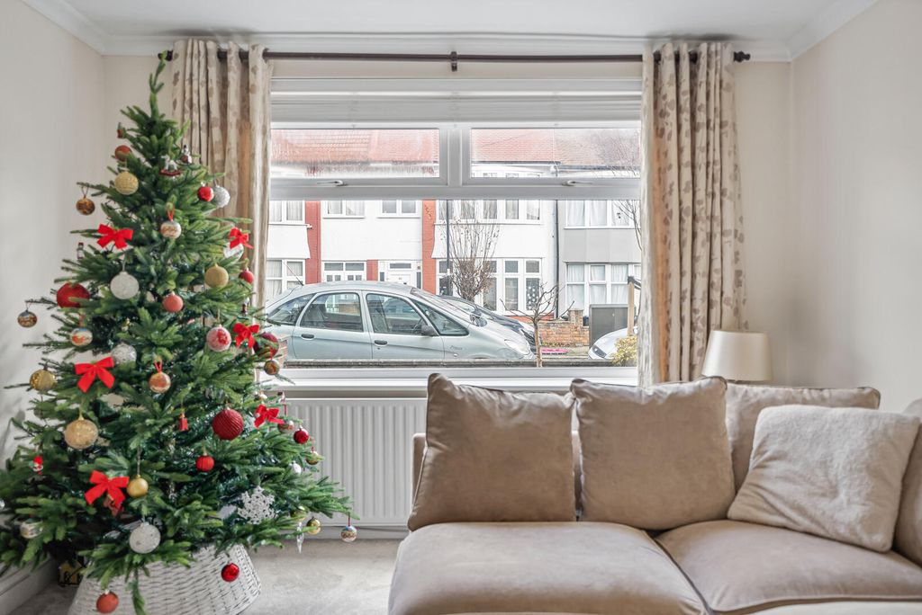 Property photo 2 of 31 Living Room