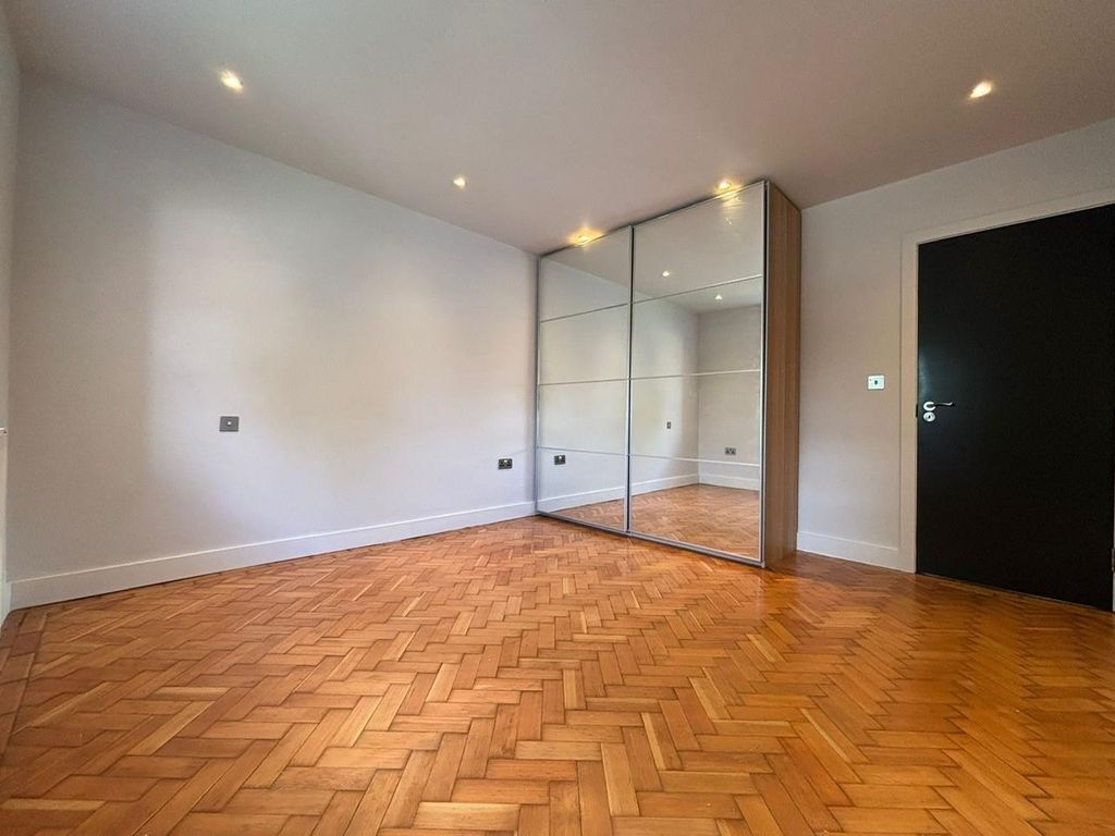 Property photo 3 of 10 Bed 1.Jpg