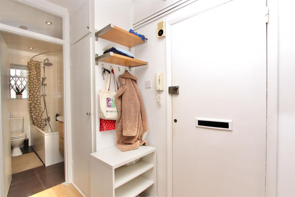 Property photo 3 of 10 Hayhurst Court, N1