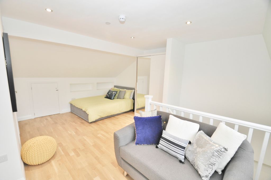 Property photo 1 of 15 Room 9