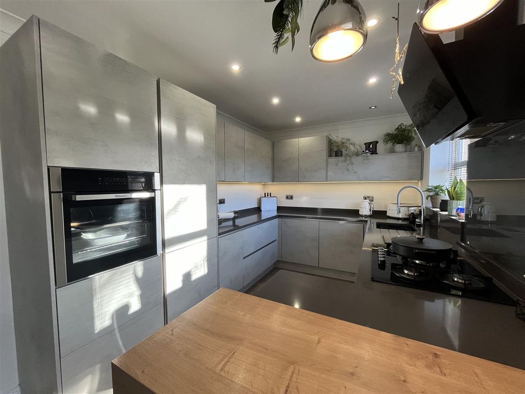 Property photo 2 of 25 Kitchen/Diner