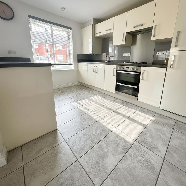 Property photo 3 of 12 Kitchen