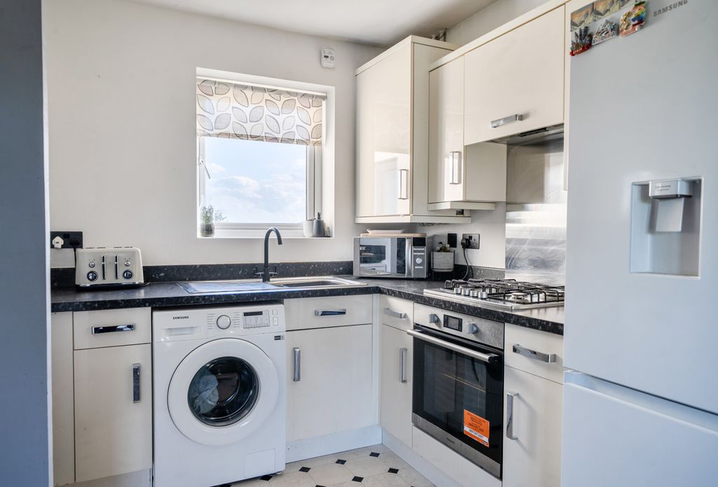 Property photo 3 of 16 Kitchen