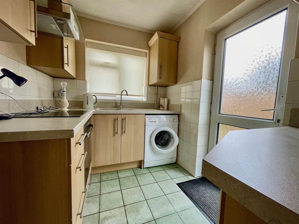 Property photo 2 of 10 Kitchen