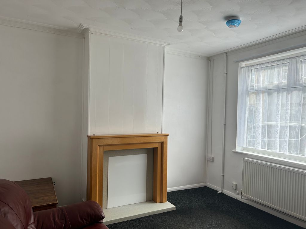 Property photo 3 of 31 Lounge