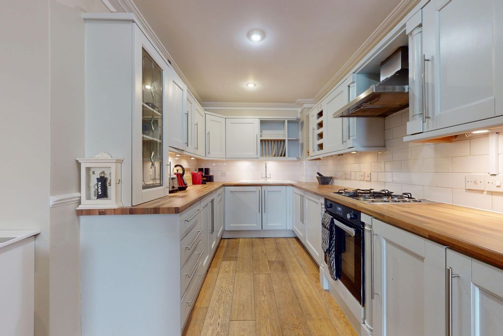 Property photo 3 of 11 Kitchen