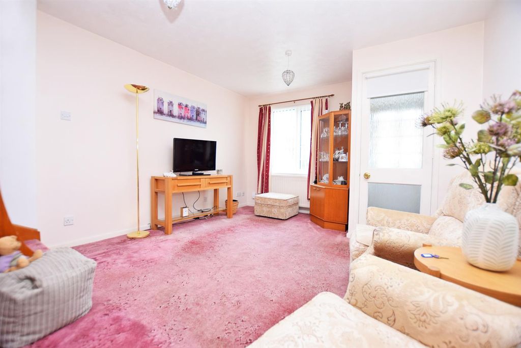 Property photo 3 of 13 Lounge