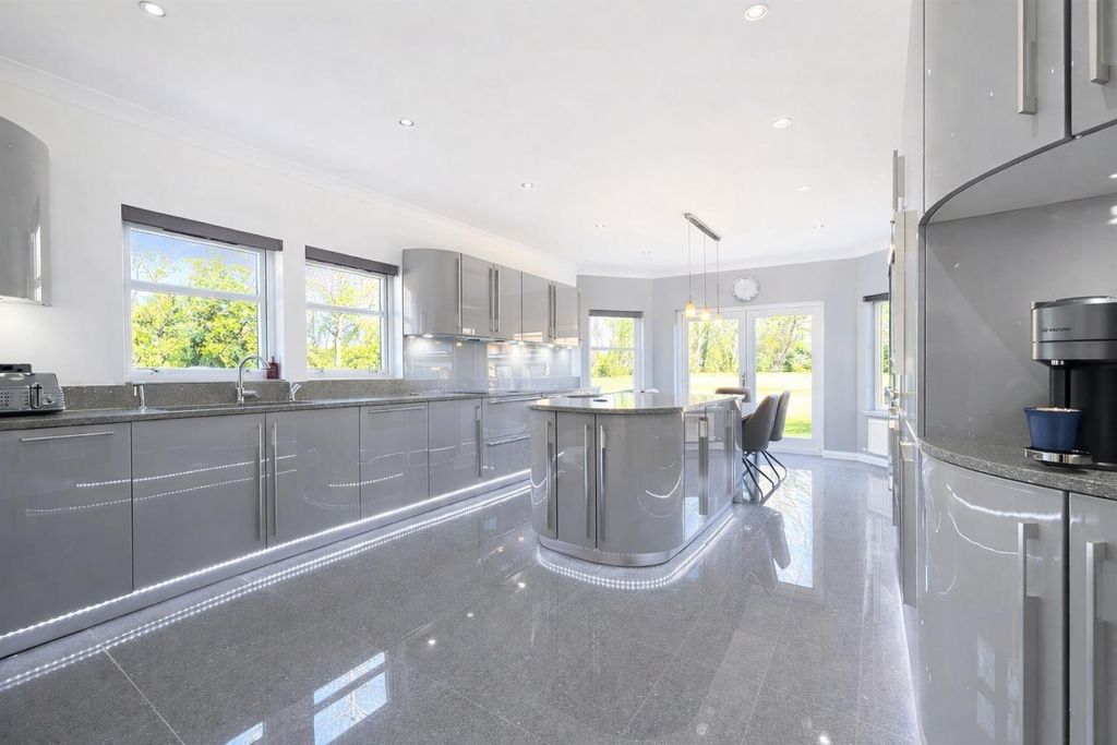 Property photo 3 of 29 Kitchen / Dining