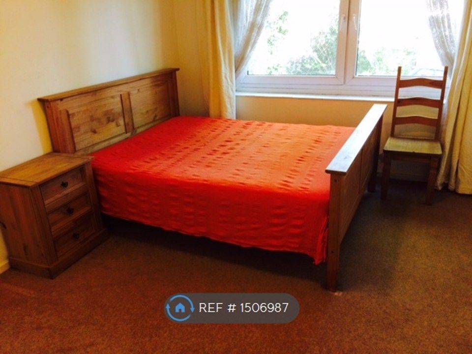 Property photo 3 of 8 Bed 1 (King)
