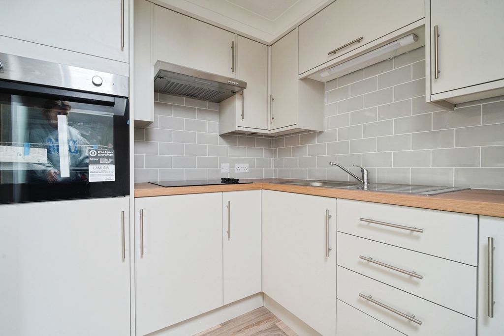 Property photo 1 of 10 Kitchen