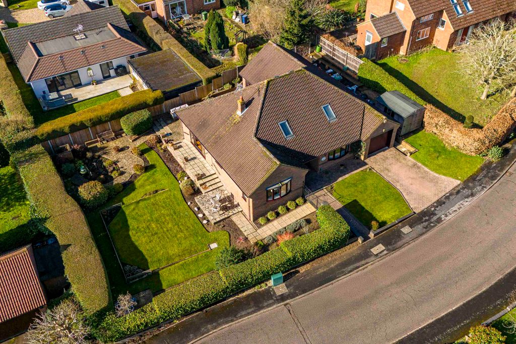 Property photo 1 of 29 8 Mountain Ash, Marlow Bottom, Sl7 3Pb (Low Res)-4
