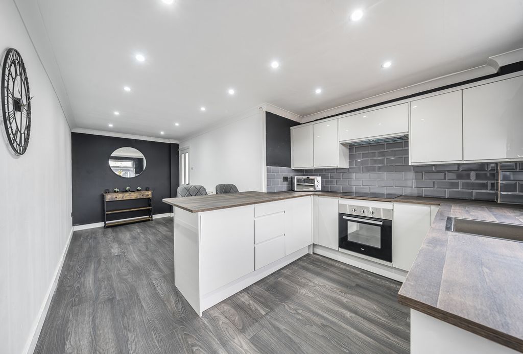Property photo 2 of 15 1347978-12-68B560...