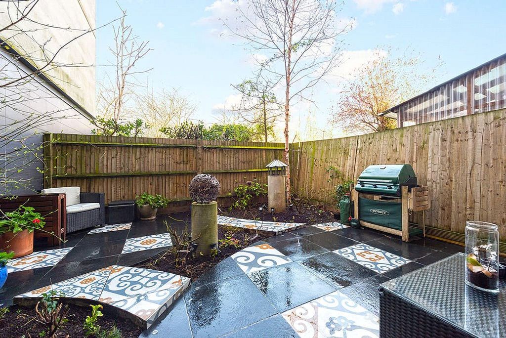 Property photo 2 of 12 Florida Street E2