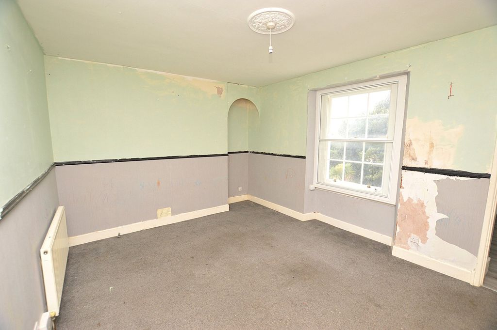 Property photo 3 of 8 Lounge