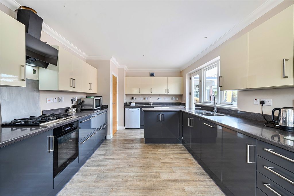 Property photo 2 of 14 Picture No. 17