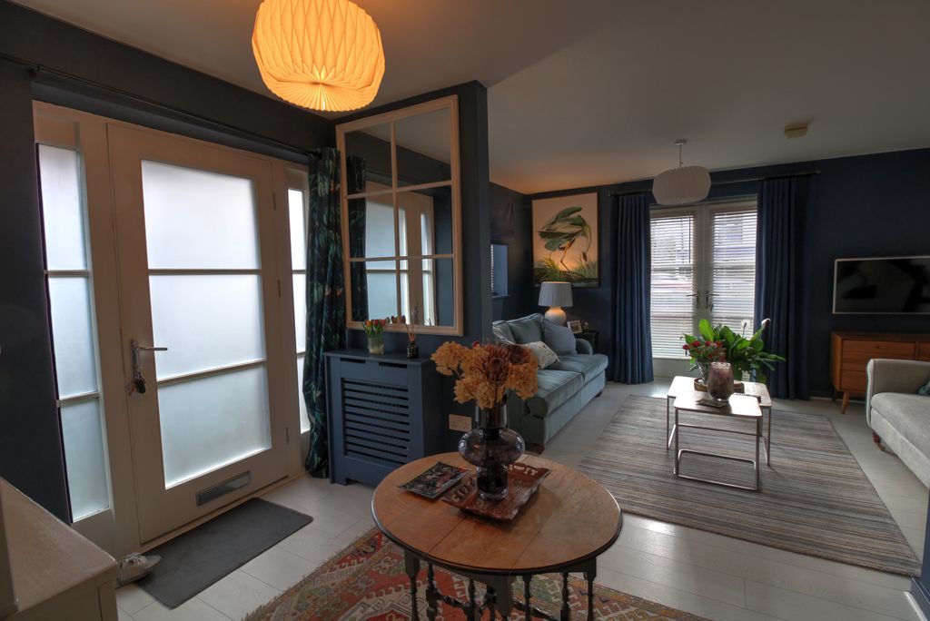 Property photo 2 of 10 Living Space