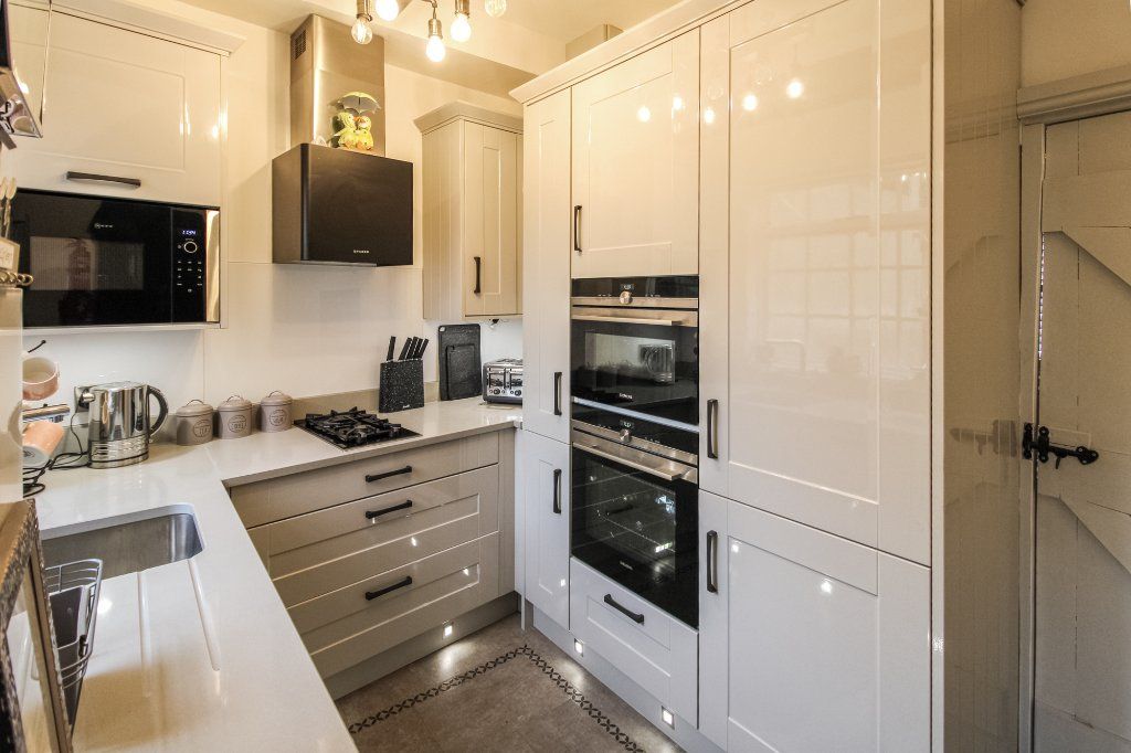 Property photo 3 of 17 Kitchen