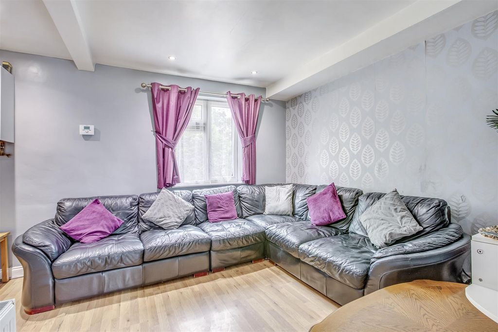 Property photo 2 of 14 180 Spearing Road, Hp12 3La-8.Jpg