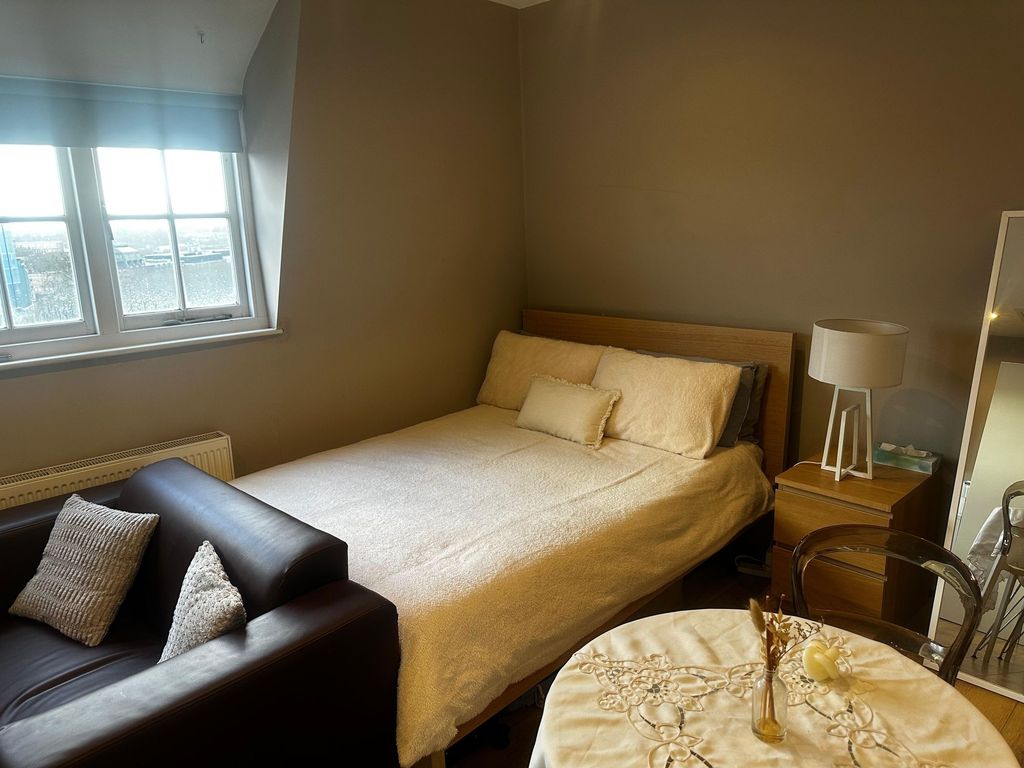 Property photo 3 of 5 Bright, Neatly Presented Double Bedroom With A Com...