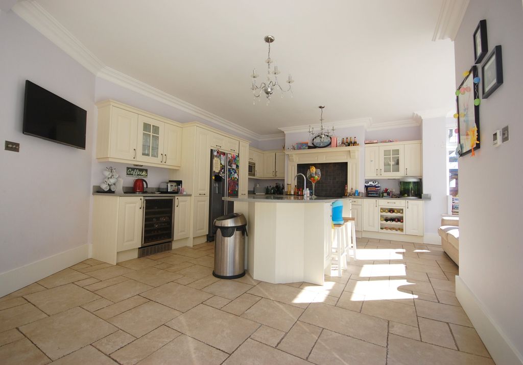 Property photo 3 of 19 Kitchen 1