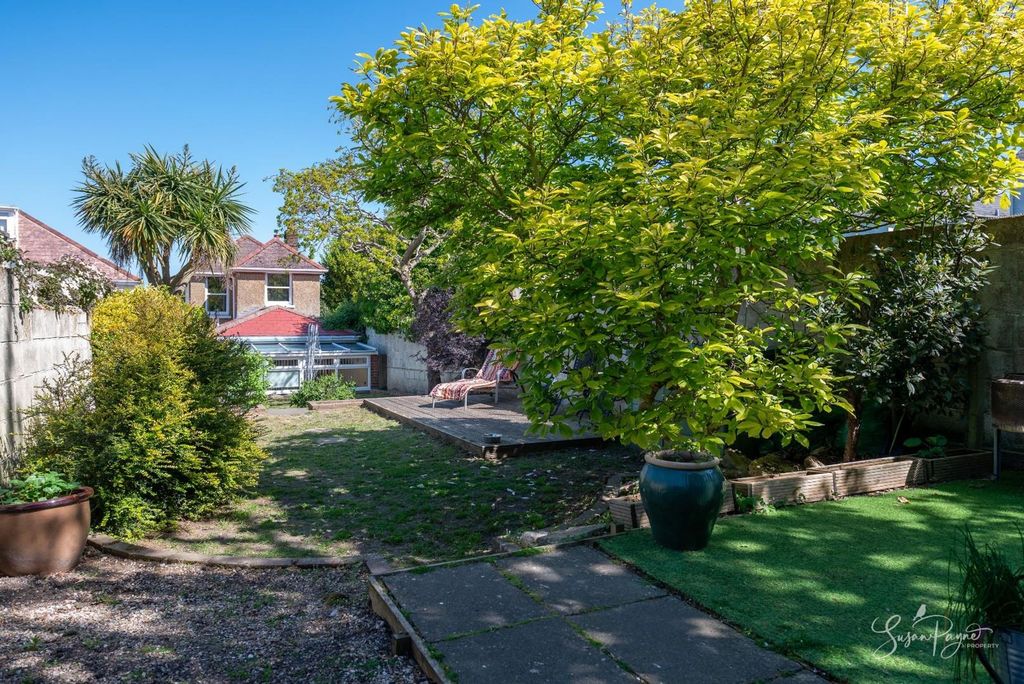 Property photo 2 of 33
